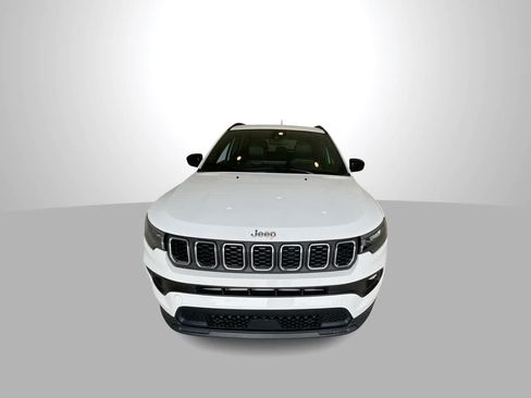 Used 2024 Jeep Compass Latitude AWD/4WD image 3