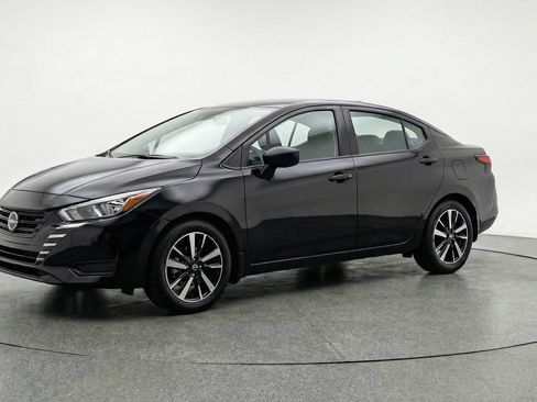 Used 2025 Nissan Versa SV image 3