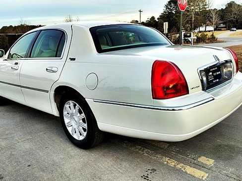Used 2006 Lincoln Town Car Signature Limited image 7