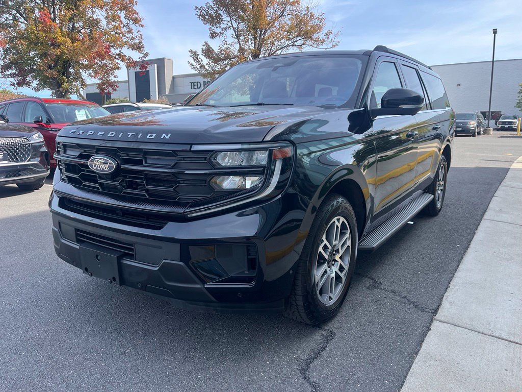 Used 2025 Ford Expedition Max Active AWD/4WD image 3