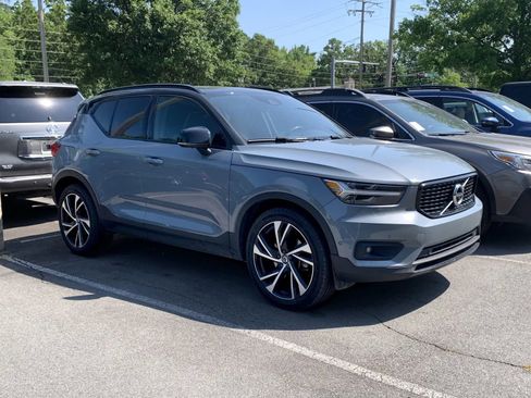 Used 2020 Volvo XC40 T4 R-Design FWD image 1