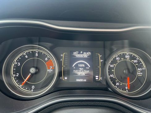 Used 2021 Jeep Cherokee Latitude Plus image 8