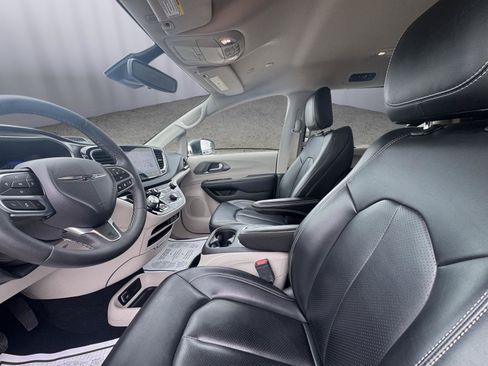 Used 2023 Chrysler Pacifica Touring-L FWD image 28