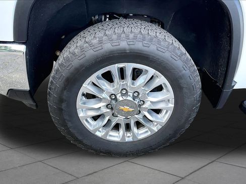 Used 2024 Chevrolet Silverado 2500 LT AWD/4WD image 11