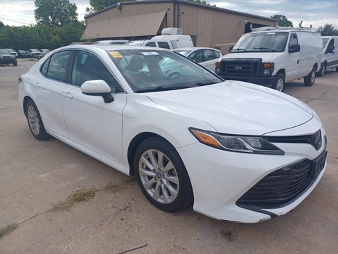 Used 2019 Toyota Camry LE image 3