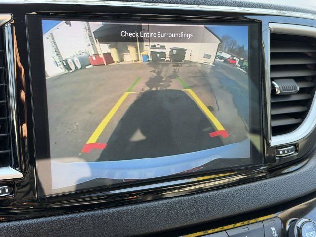 Used 2024 Chrysler Pacifica Touring-L FWD image 2