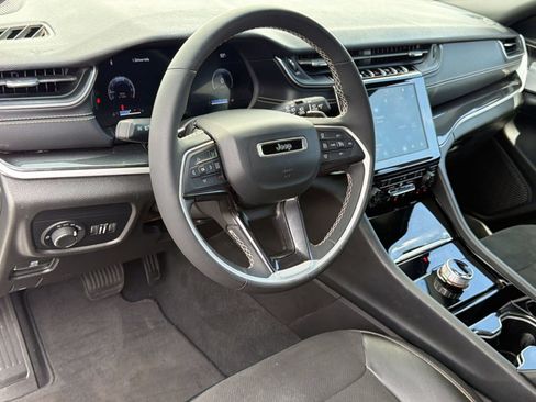 Used 2023 Jeep Grand Cherokee L Laredo RWD image 4
