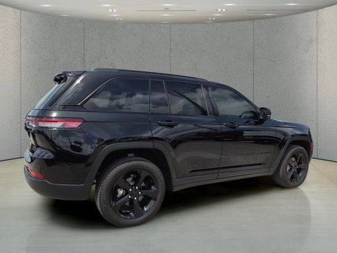 Used 2025 Jeep Grand Cherokee Limited w/ Luxury Tech Group II AWD/4WD image 3