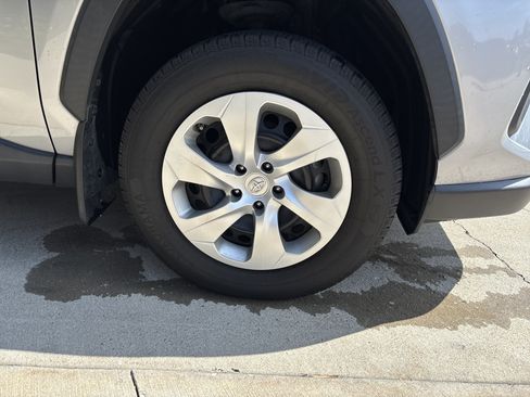 Used 2021 Toyota RAV4 LE AWD/4WD image 23