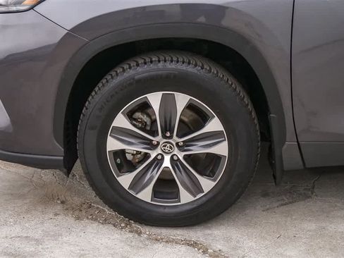 Used 2021 Toyota Highlander XLE image 5