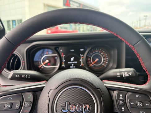 Used 2024 Jeep Gladiator Rubicon AWD/4WD image 18