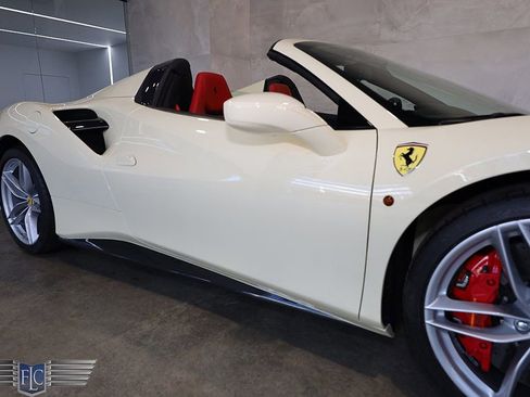 Used 2018 Ferrari 488 Spider image 9