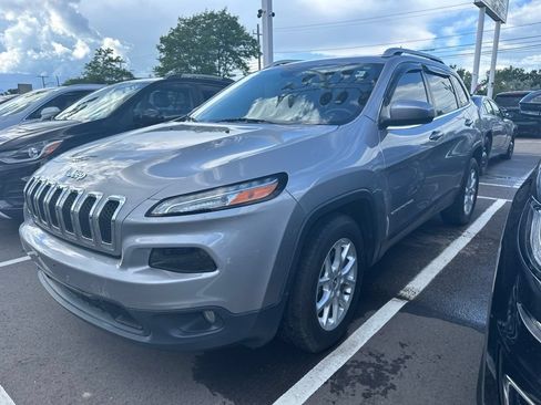 Used 2017 Jeep Cherokee Latitude FWD image 1