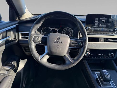 Used 2024 Mitsubishi Outlander SE image 12