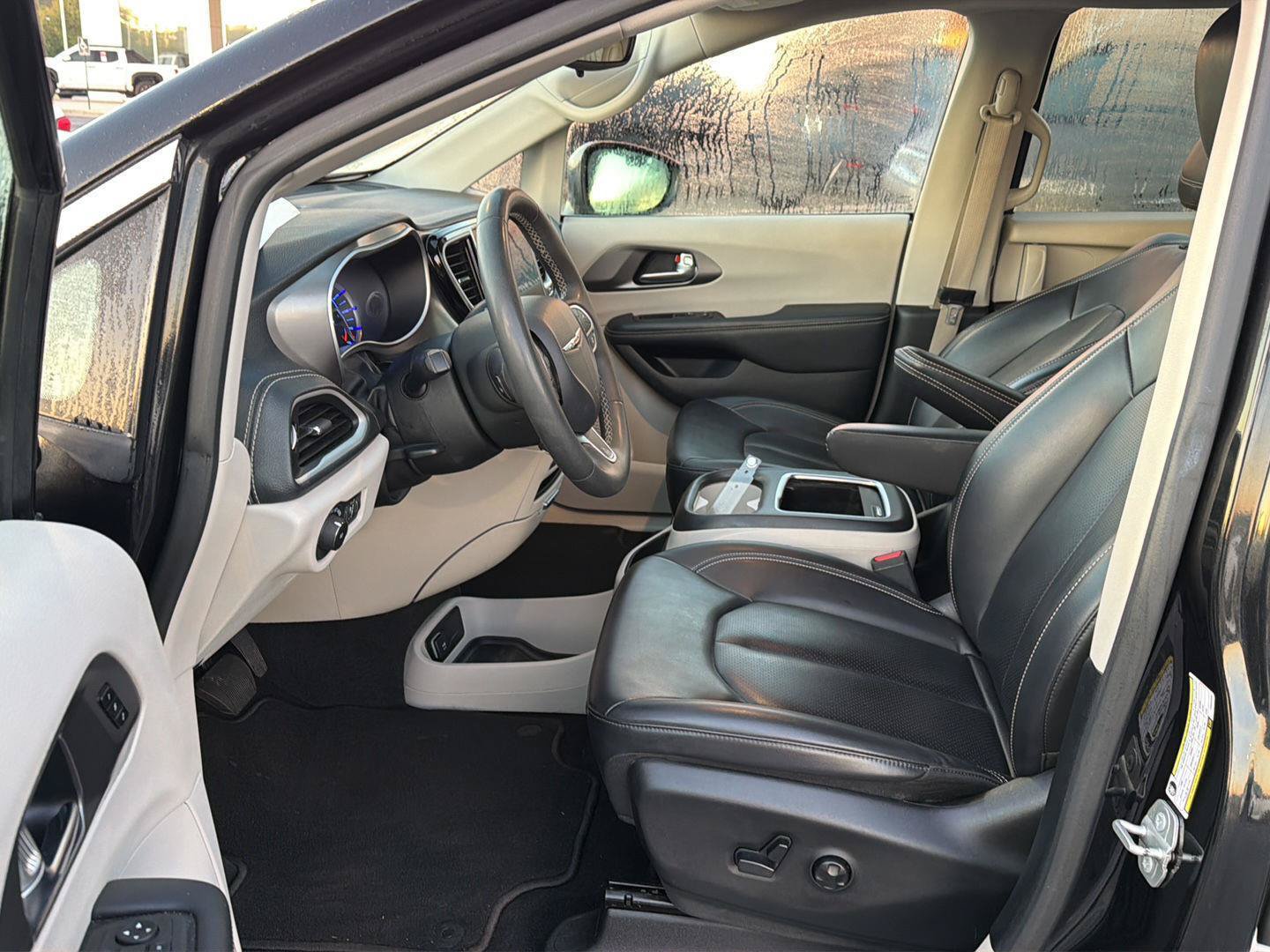 Used 2023 Chrysler Pacifica Touring-L FWD image 10