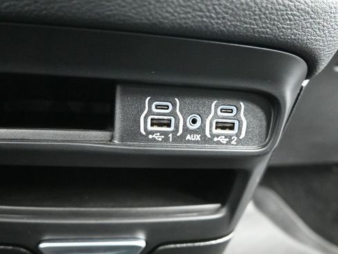 Used 2025 Chrysler Pacifica Select image 25