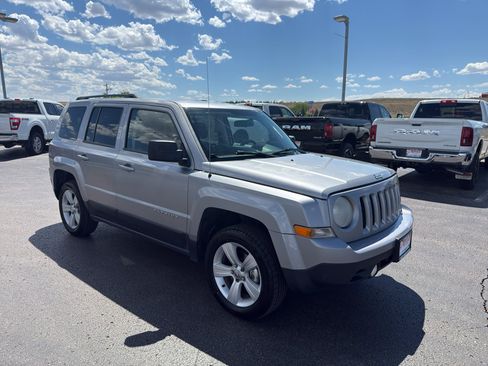 Used 2014 Jeep Patriot Latitude AWD/4WD image 3