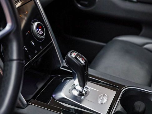 Used 2023 Land Rover Discovery Sport SE image 22