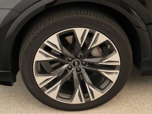 Used 2025 Audi Q8 Prestige w/ Prestige Package image 33