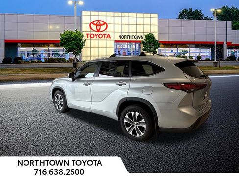 Used 2023 Toyota Highlander XLE AWD/4WD image 3