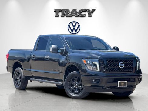 Used 2018 Nissan Titan SV w/ SV Convenience Package AWD/4WD image 2
