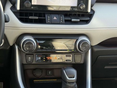 Used 2020 Toyota RAV4 Limited image 18