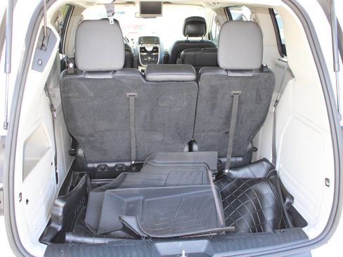 Used 2016 Chrysler Town & Country Touring FWD image 24