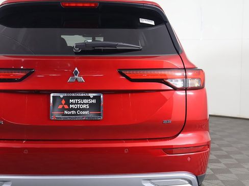Used 2024 Mitsubishi Outlander SE image 17