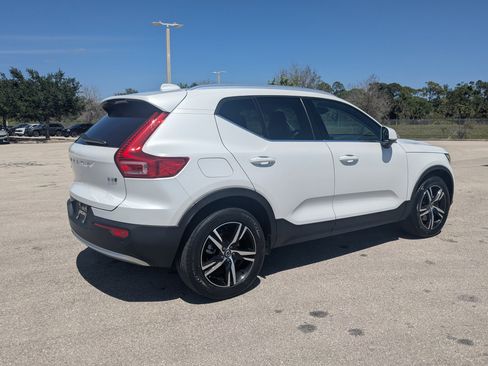 Used 2023 Volvo XC40 B5 Plus AWD/4WD image 5