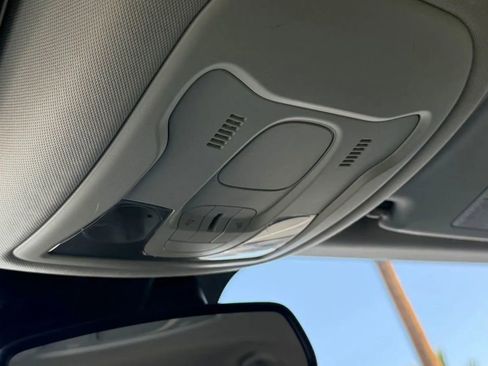 Used 2018 Jeep Renegade Latitude w/ Popular Equipment Group image 16