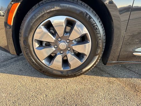 Used 2017 Chrysler Pacifica Platinum image 43