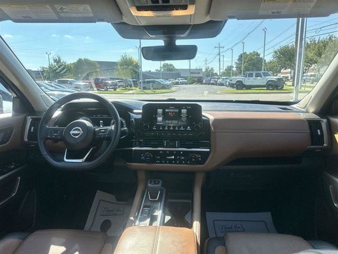 Used 2025 Nissan Pathfinder Platinum FWD image 14