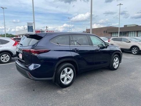 Used 2024 Toyota Highlander LE AWD/4WD image 4