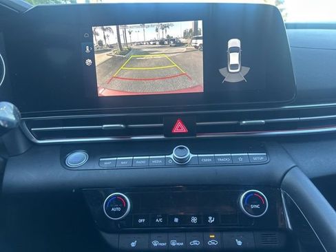 Used 2023 Hyundai Elantra Limited image 12