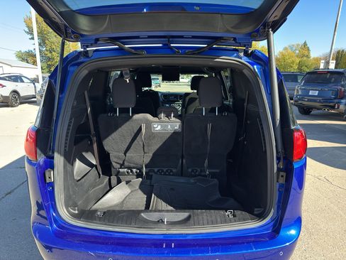 Used 2020 Chrysler Pacifica Touring w/ S Appearance Package image 6