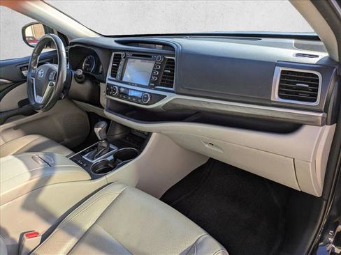 Used 2017 Toyota Highlander Limited image 21