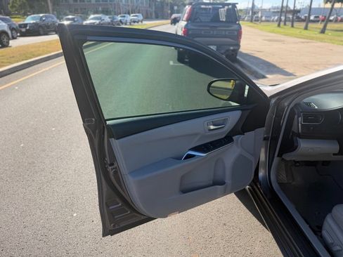 Used 2016 Toyota Camry LE FWD image 11