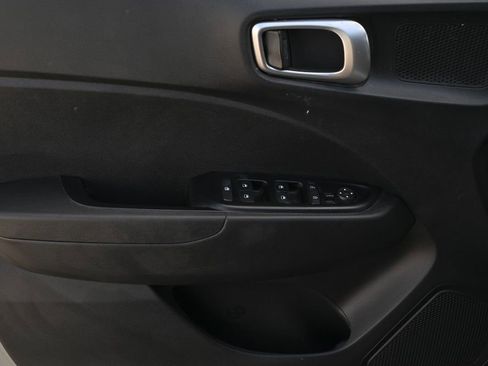 Used 2023 Hyundai Venue SE FWD image 14