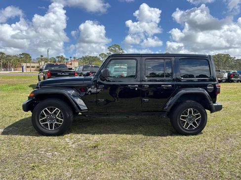 Used 2025 Jeep Wrangler Sahara image 6