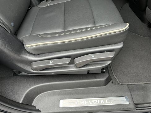 Certified 2025 Chevrolet Suburban Premier image 38