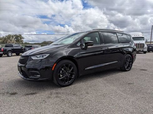 Used 2025 Chrysler Pacifica Limited image 8