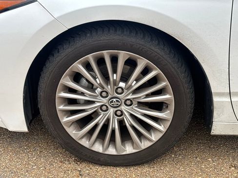 Used 2019 Toyota Avalon Limited image 25