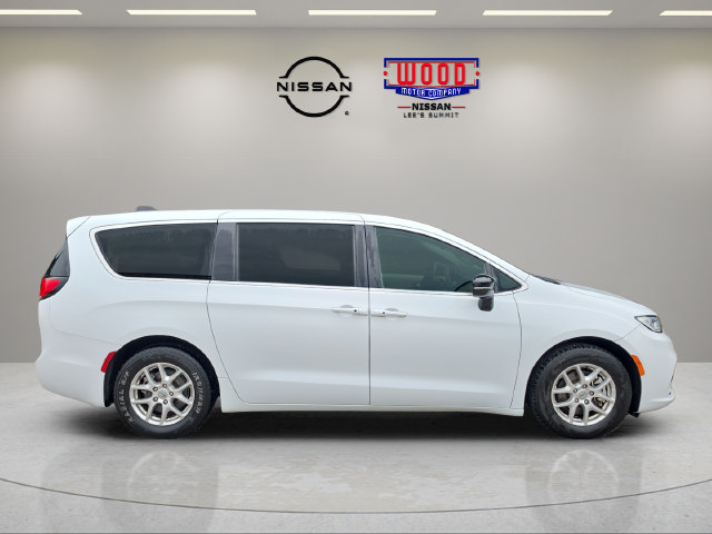 Used 2024 Chrysler Pacifica Touring-L FWD image 2