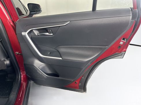 Used 2019 Toyota RAV4 XLE w/ Convenience Package FWD image 31