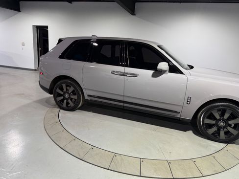 Used 2023 Rolls-Royce Cullinan w/ Cullinan Package image 25