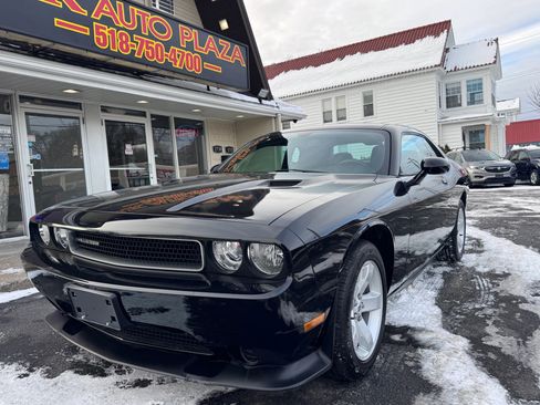 Used 2014 Dodge Challenger SXT image 2