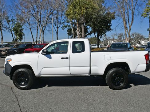 Used 2017 Toyota Tacoma SR image 2