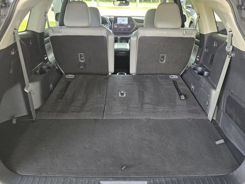 Used 2023 Toyota Highlander XLE FWD image 14