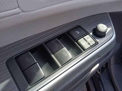 Used 2023 Toyota Sienna XSE FWD image 12