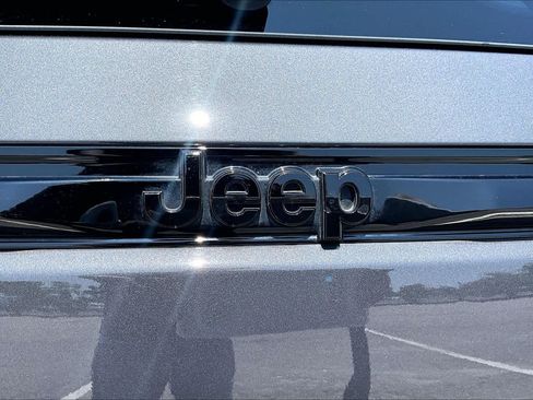 Used 2023 Jeep Grand Cherokee Altitude AWD/4WD image 10